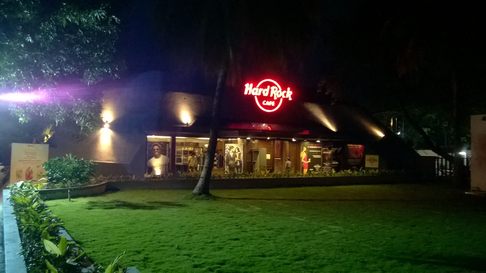 Hard Rock Cafe, Pune – Meet the Legends