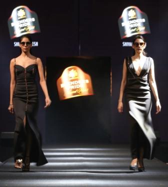 models showcase shivan narresh collection at blenders pride magical nights 2016