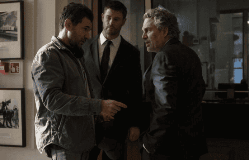 Crime 101 - Director Bart Layton, Chris Hemsworth, and Mark Ruffalo on set.